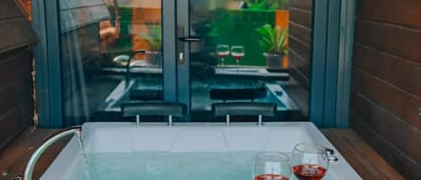Bungalow, 1 Bedroom, Smoking, Valley View | Jetted tub