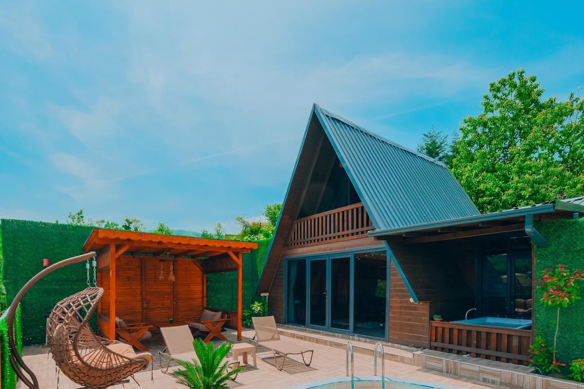 Svíta - útsýni yfir sundlaug | Ókeypis þráðlaus nettenging