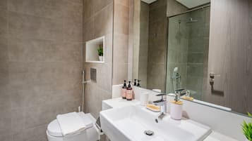 Luxury-Apartment, Balkon, Stadtblick | Badezimmer