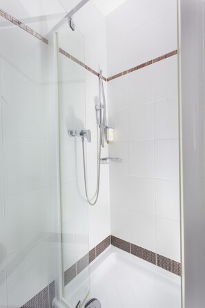 Hair dryer, slippers, towels, soap - Hotel Hartig (Prague)