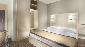 Chambre supérieure double, vue sur le jardin | Coffre-fort, espace de travail pour ordinateurs portables