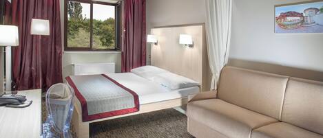 Familie-studiolejlighed - udsigt til have | Pengeskab på værelset, arbejdsområde til bærbare computere