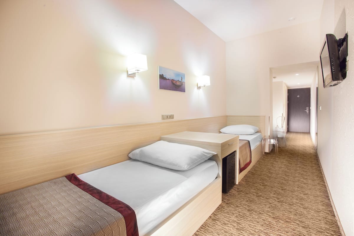 In-room safe, laptop workspace, blackout drapes, iron/ironing board