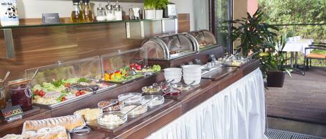 每日供应自助式早餐(每人 EUR 13)