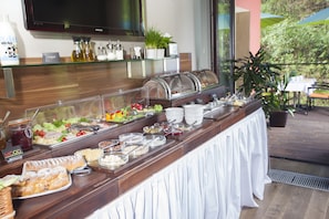 Daily buffet breakfast (EUR 13 per person) - Hotel Hartig (Praha)