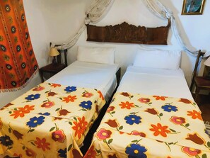 مكواة/لوح كي وخدمة الإنترنت وملاءات أسرّة