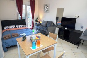 1 bedroom, WiFi, bed sheets - Comfortable Studio in Larissa near the Center with Easy Parking (Larisa)