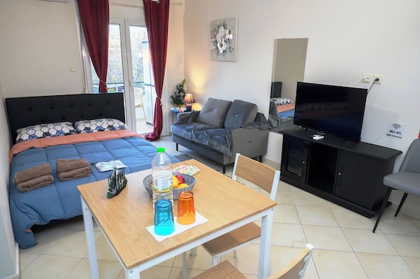 1 bedroom, desk, free WiFi, bed sheets
