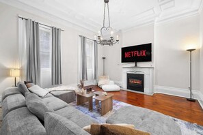 TV, fireplace, offices - Walk to Allentown | Free Parking | WFH Space (Buffalo)