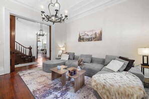 Televisio, takka, työhuone