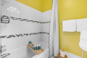 Shower, hair dryer, towels, shampoo - Walk to Allentown | Free Parking | WFH Space (Buffalo)