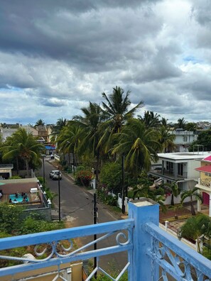 View of surrounding from rooftop - Calm Nest 3-bedroom Apartment. 180m from the beach. Family and Business Trips! (Flic en Flac)