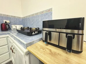 Private kitchen - Calm Nest 3-bedroom Apartment. 180m from the beach. Family and Business Trips! (Flic en Flac)