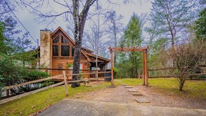 Unclassified image, 5 of 46, button - 🐻Lazy Cub Lodge: Secluded, Hot Tub, Yard, Wooded View, near Attractions!🐻 (Pigeon Forge)