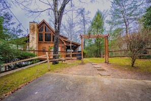 Property grounds - Lazy Cub Lodge: Secluded, Hot Tub, Wifi, Yard, Wooded View, near Attractions! (Pigeon Forge)