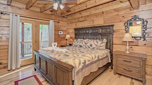 3 bedrooms, iron/ironing board, free WiFi, bed sheets - 🐻 Cozy Bear Lodge🌲Frequent Bear Visits, Hot Tub, Pool Table & Sleeps 12 (Gatlinburg)