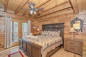 3 bedrooms, iron/ironing board, free WiFi, bed sheets - Cozy Bear Lodge: Partial Mtn View, S/Secluded, Hot Tub, Wifi, Game Room (Gatlinburg)