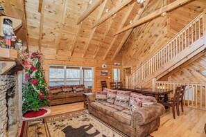 TV, fireplace, video games - Cozy Bear Lodge: Partial Mtn View, S/Secluded, Hot Tub, Wifi, Game Room (Gatlinburg)