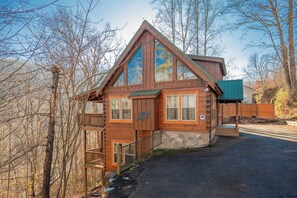Exterior - Cozy Bear Lodge: Partial Mtn View, S/Secluded, Hot Tub, Wifi, Game Room (Gatlinburg)