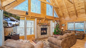 TV, fireplace, video games - 🐻 Cozy Bear Lodge🌲Frequent Bear Visits, Hot Tub, Pool Table & Sleeps 12 (Gatlinburg)