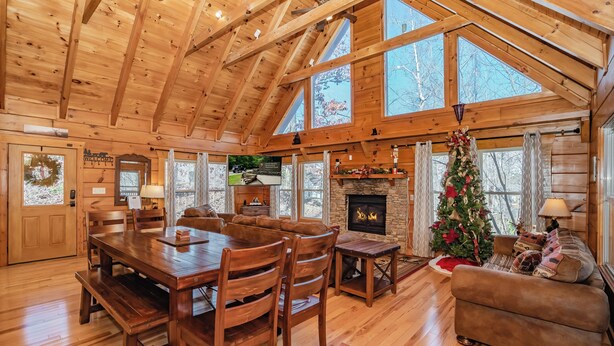 Interior - 🐻 Cozy Bear Lodge🌲Frequent Bear Visits, Hot Tub, Pool Table & Sleeps 12 (Gatlinburg)