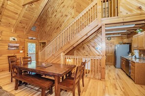 Dining - Cozy Bear Lodge: Partial Mtn View, S/Secluded, Hot Tub, Wifi, Game Room (Gatlinburg)