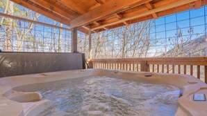 Outdoor spa tub - 🐻 Cozy Bear Lodge🌲Frequent Bear Visits, Hot Tub, Pool Table & Sleeps 12 (Gatlinburg)