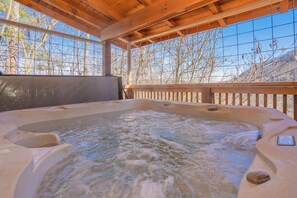 Outdoor spa tub - Cozy Bear Lodge: Partial Mtn View, S/Secluded, Hot Tub, Wifi, Game Room (Gatlinburg)