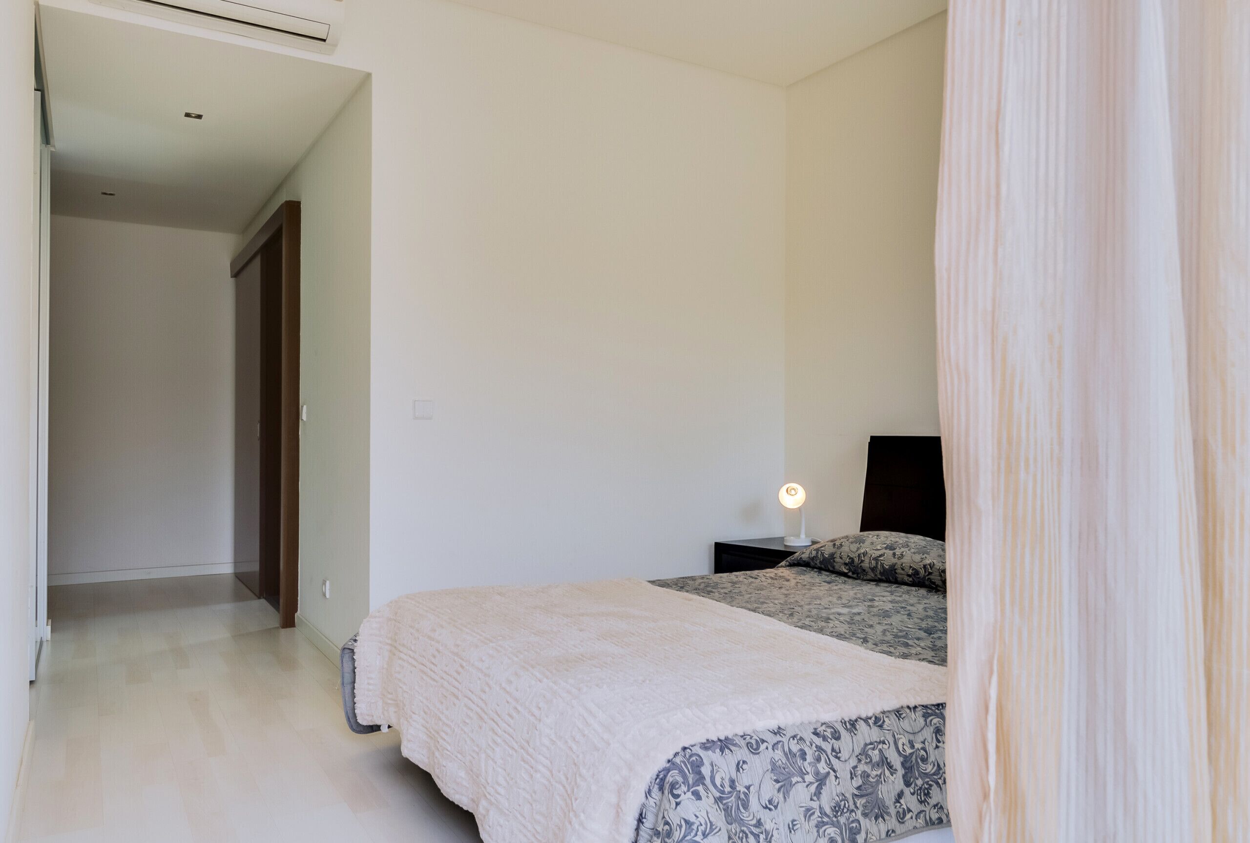 Tabla de planchar con plancha, wifi gratis, ropa de cama