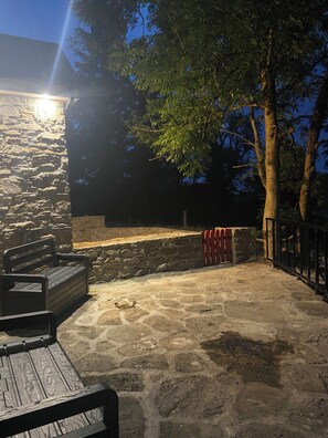 Terrace/patio - Quaint 200 year old Granary in Culduff Cottages Co. Mayo perfect for relaxing (Cuildoo, Callow)