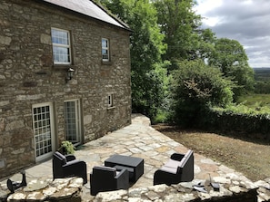 Terrace/patio - Quaint 200 year old Granary in Culduff Cottages Co. Mayo perfect for relaxing (Cuildoo, Callow)