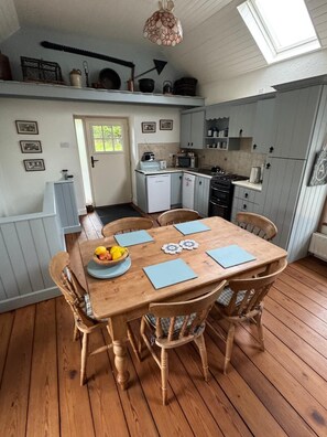 Dining - Quaint 200 year old Granary in Culduff Cottages Co. Mayo perfect for relaxing (Cuildoo, Callow)