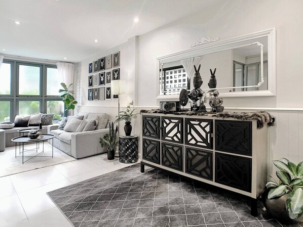 House, 3 Bedrooms, Smoking, Balcony | Living room | Books - Stylish 3-bedroom Townhome in Heart of Bangkok (Bangkok)