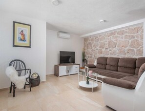 Villa | Living room | Fireplace - Cozy Mountain Villa for 10 in Slivno (Vrgorac)