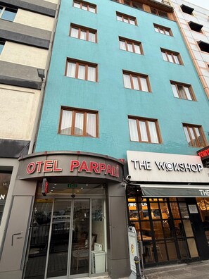 Front of property - Otel Parpali (Istanbul)
