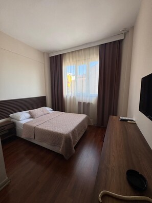 Doppelzimmer, Stadtblick | Schreibtisch, laptopgeeigneter Arbeitsplatz, kostenloses WLAN