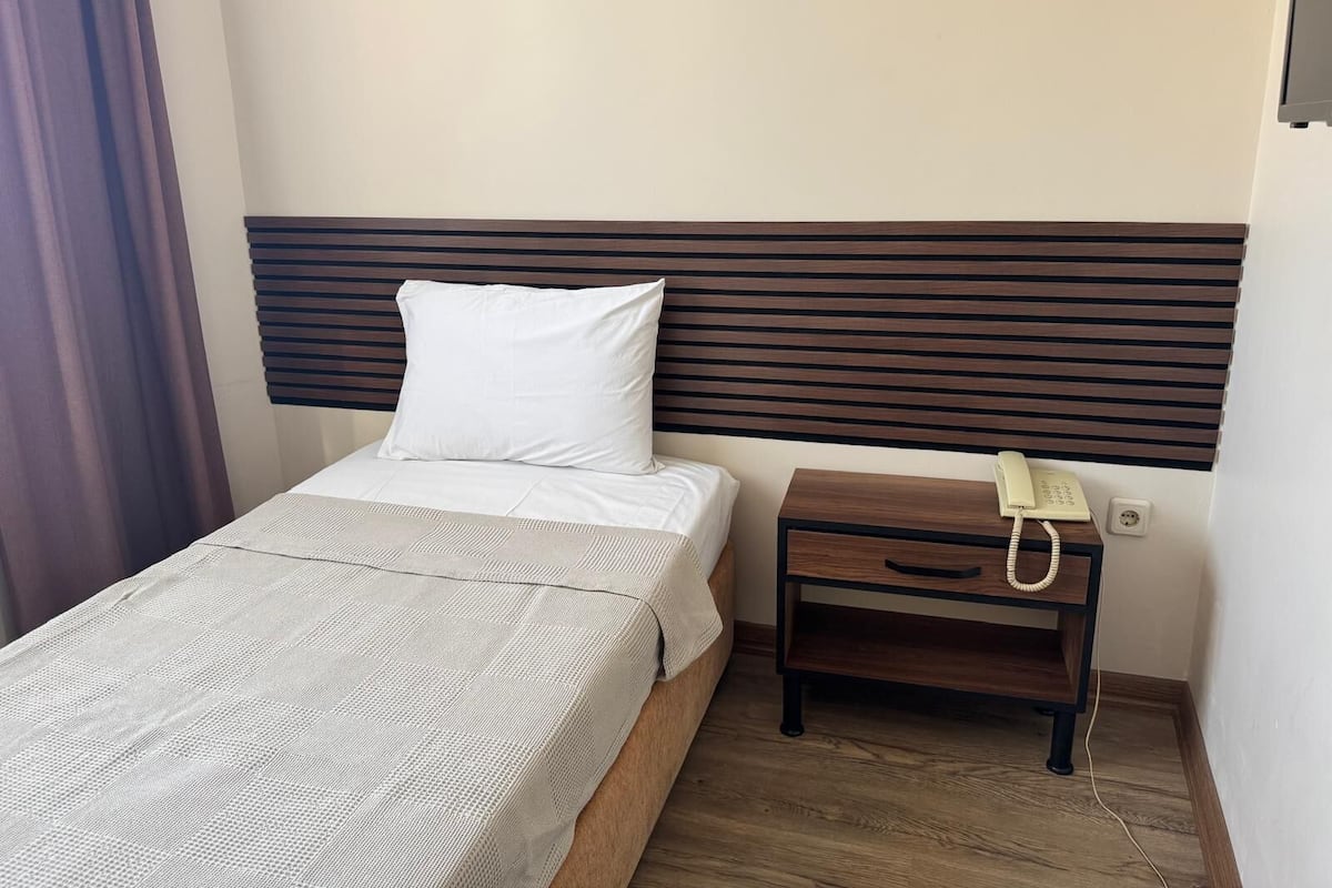 Schreibtisch, laptopgeeigneter Arbeitsplatz, kostenloses WLAN