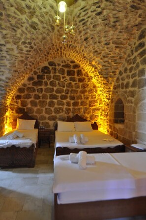 Classic-Vierbettzimmer | Kostenloses WLAN, Bettwäsche