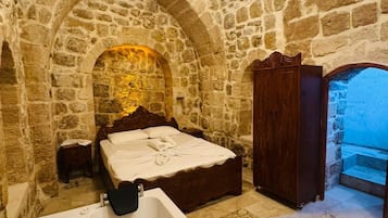 Habitación Premium con 1 cama doble o 2 individuales | Baño | Bañera y ducha independientes, secador de pelo, toallas y jabón