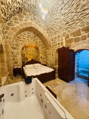 Chambre Premium Double ou avec lits jumeaux | Salle de bain | Baignoire à jets, sèche-cheveux, serviettes fournies, savon