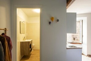 Hair dryer, towels, soap, toilet paper - All'Ombra della Torre - A cozy retreat in the historic heart of Viterbo (Viterbo)