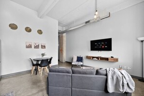 Fernseher, Bücher, Stereoanlage