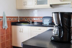 Jääkaappi, mikroaaltouuni, uuni, kahvin-/teenkeitin