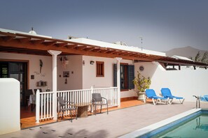 Outdoor pool, a heated pool - Villa Kyle Playa Blanca with Private Pool and Short Walk to the Beach (Las Palmas)
