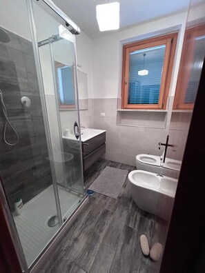 Shower, hair dryer, bidet, towels - Casa Delfo - Surrounded by greenery and 500m from the sea (Toscana)