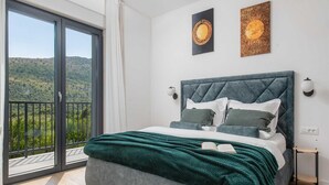 3 bedrooms, laptop workspace, iron/ironing board, individually furnished - Relaxed Family Villa in Naklice (Omis)