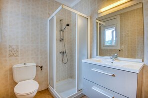 Shower, towels - ALIZEA: House with pool in L'Escala (L'Escala)