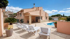 A modern house with a swimming pool, white lounge chairs, and a patio area. - ALIZEA: House with pool in L'Escala (L'Escala)