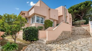 A modern house with a stone patio and a small garden. - ALIZEA: House with pool in L'Escala (L'Escala)