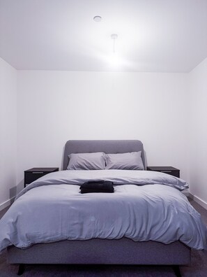 2 bedrooms, iron/ironing board, free wired Internet, bed sheets - 2 Bed Flat - Sleeps 4 - Parking - Wifi (Birmingham)
